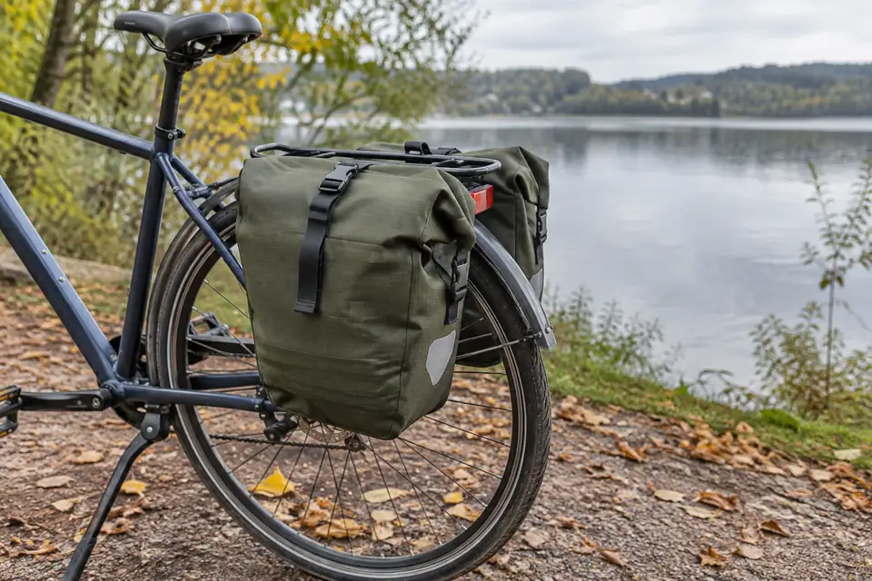 Zwei Fahrradtaschen am Gepäckträger eines Trekkingrads
