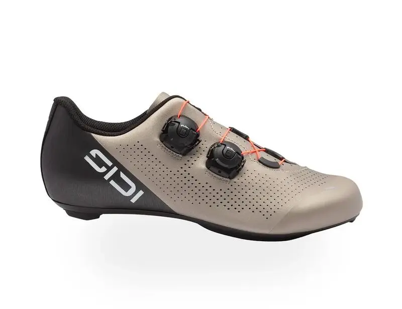ERGO 6 silberne Schuhe